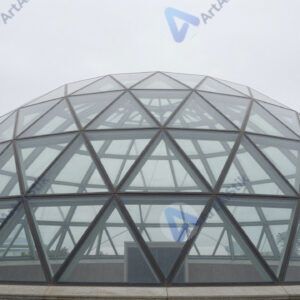 Геометрический купол из треугольных стеклянных панелей