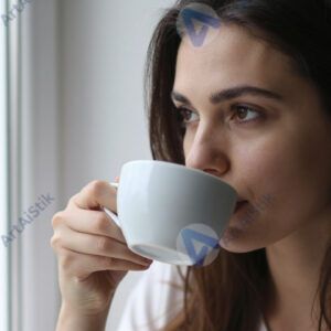 Портрет с чашкой кофе у рта