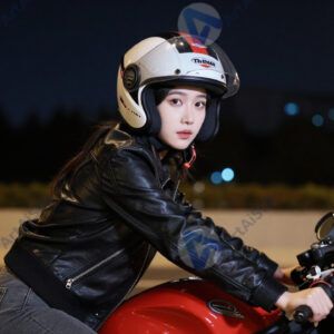 Портрет на мотоцикле в шлеме