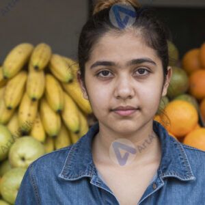 Портрет на рынке с фруктами