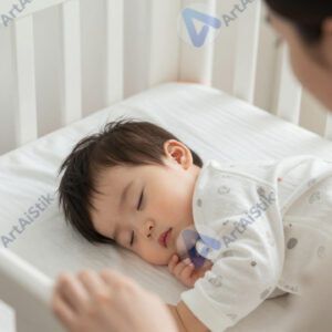 Мать смотрит на спящего ребёнка