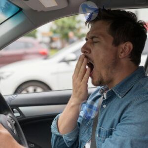 Мужчина зевает за рулём