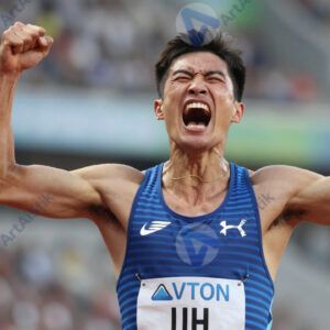 Спортсмен кричит после победы