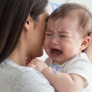 Ребёнок плачет, испуг, объятия мамы. Ребёнок плачет