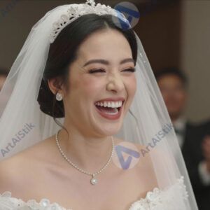 Невеста смеётся