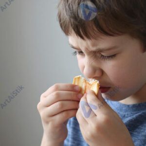 Ребёнок нюхает испорченную еду