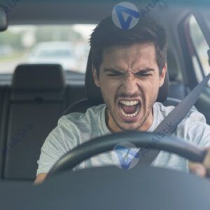 Водитель кричит в пробке