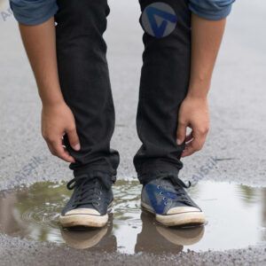 Человек наступил в лужу