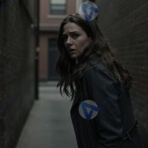 Женщина в тёмной аллее оборачивается