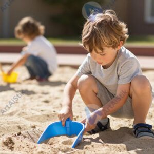 Малыш в песочнице с совком