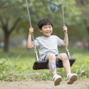 Ребёнок на качелях