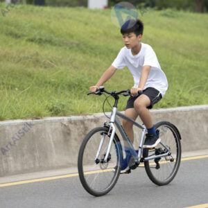 Подросток катается на велосипеде по набережной.