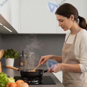 Взрослая женщина готовит ужин на современной кухне.