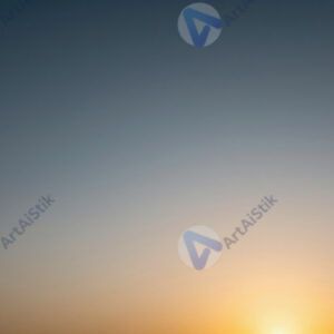 Градиентное небо от тёмно‑синего сверху к теплому жёлтому у горизонта.