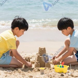 Дети строят замок из песка на пляже
