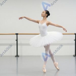 Девочка в балетной пачке на репетиции в зале.