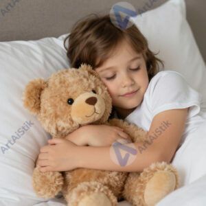 Ребёнок обнимает плюшевого медведя перед сном. Ребёнок обнимает плюшевого медведя перед сном.