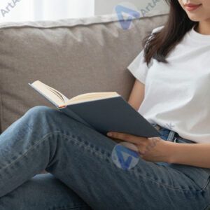 Женщина на диване с книгой