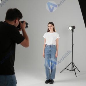 Фотограф снимает модель в студии со вспышками.