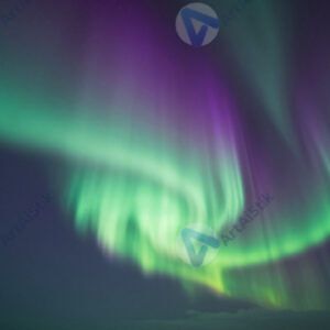 Градиент в стиле «northern lights» с зелёными и фиолетовыми волнами.