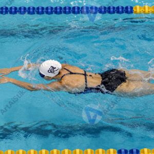 Женщина плывёт дорожку в бассейне