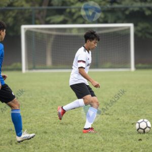 Футболисты играют на газоне