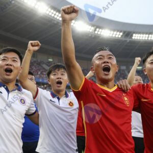 Болельщики обнимаются и кричат на стадионе после гола.