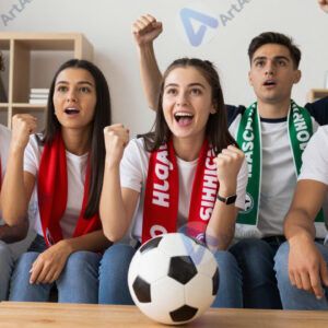 Компания друзей смотрит футбольный матч дома