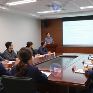 Команда в конференц‑зале слушает спикера на презентации.