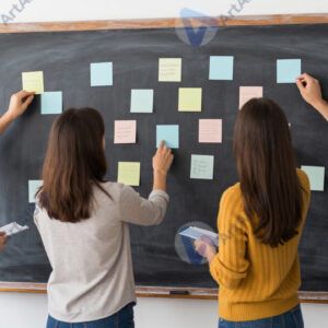 Рабочая группа стоит у доски с стикерами