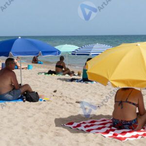 Толпа на пляже летом