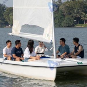 Компания друзей катается на катамаране по озеру.