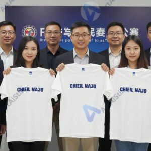 Команда в футболках компании на конференции у стенда.