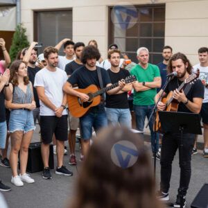 Толпа зрителей на уличном выступлении музыканта.