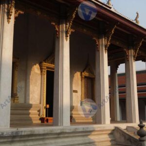 Старый храм с колоннами