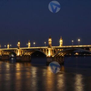 Мост через реку ночью