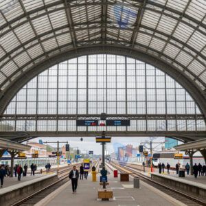 Железнодорожный вокзал с высоким стеклянным куполом