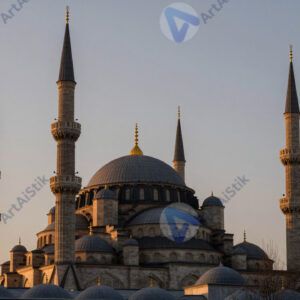 Мечеть с высоким минаретом и куполом