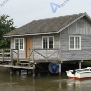 Дом на сваях над рекой