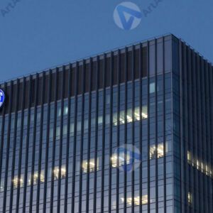 Офисная высотка с логотипом компании на крыше