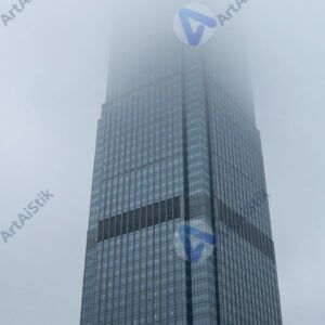 Стеклянный небоскрёб в тумане