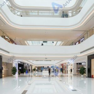 Двухэтажный торговый центр с витринами и вывесками.