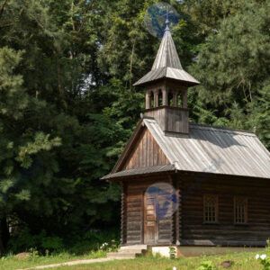 Маленькая часовня на опушке леса