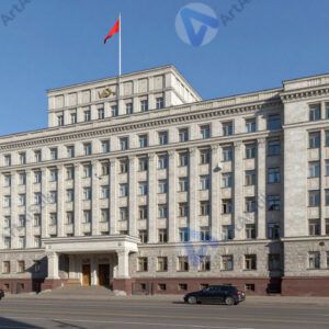 Бетонный административный корпус советской застройки.