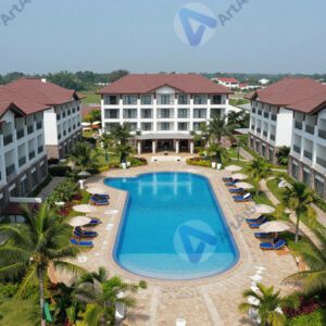 Курортный комплекс с несколькими корпусами и бассейном по центру.