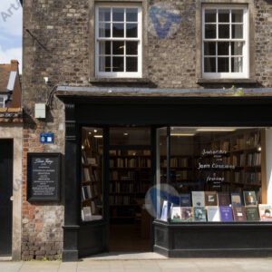 Небольшой книжный магазин в старом доме с витриной.