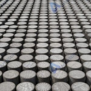 Ряды цилиндров образуют рельефную геометрическую поверхность.