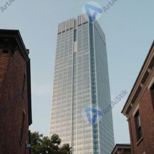 Тонкий офисный небоскрёб между двумя старыми домами