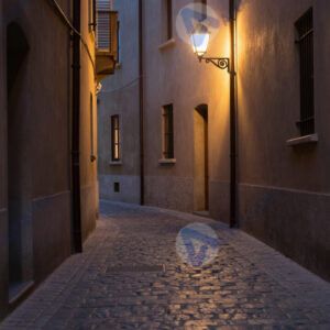 Узкий переулок с фонарём