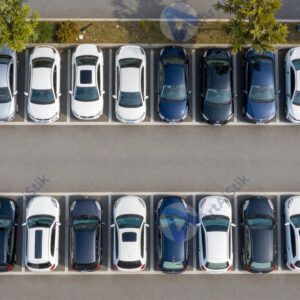 Парковка с рядами машин